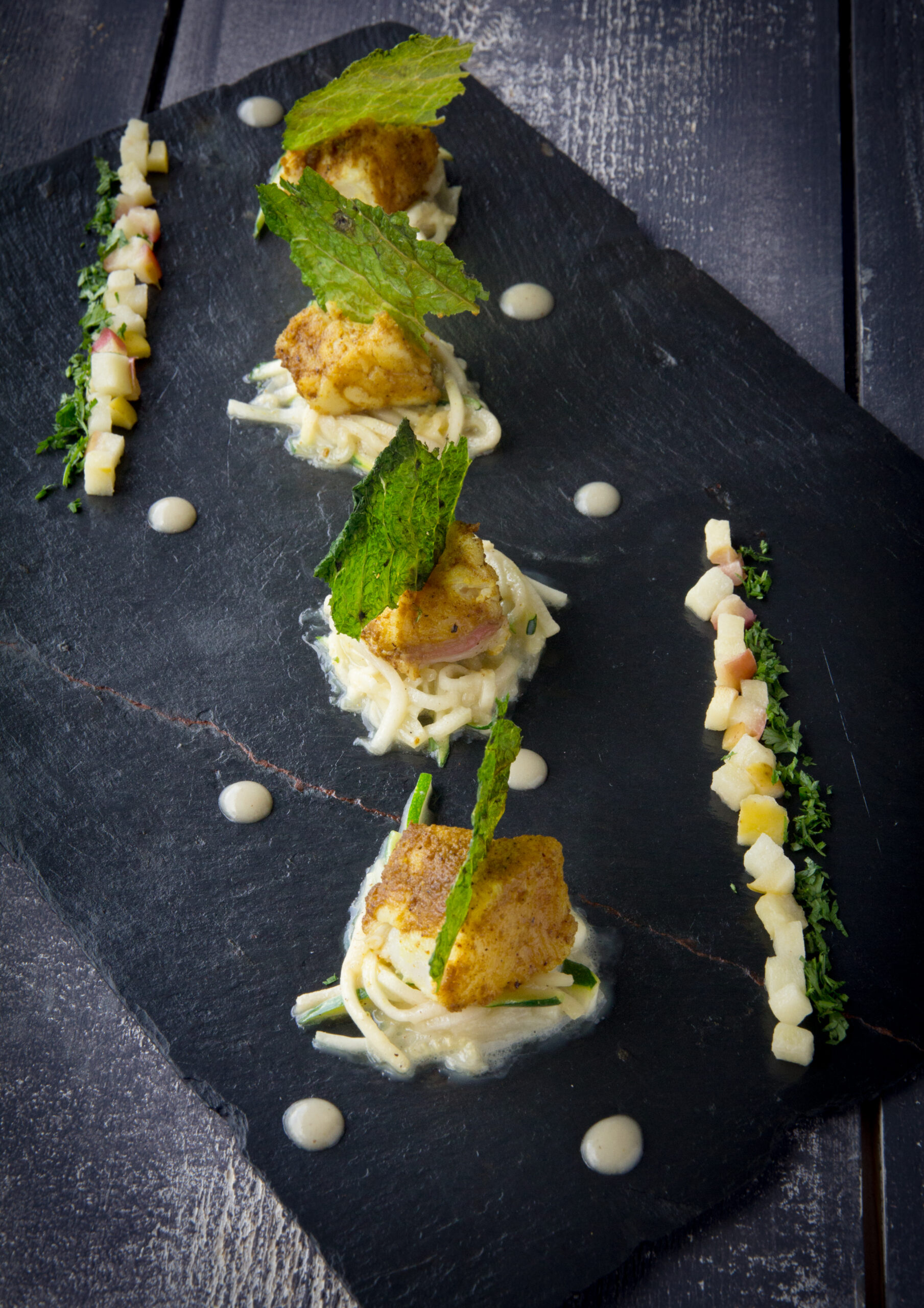 Medaillon-de-lotte-au-curry-pommes-courgettes-cristalline-de-choux-et-cidre-Kerne